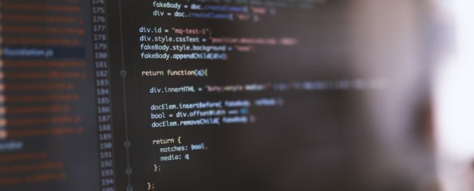 コードが書かれたモニター