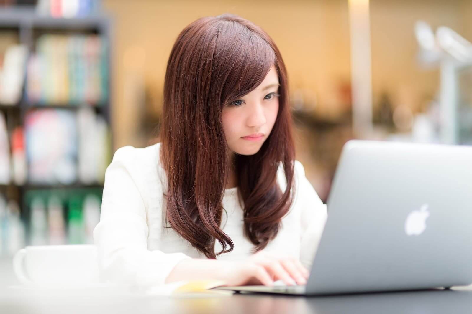 なかなか仕事が捗らない新卒の女の子
