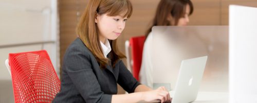 コワーキングスペースでちゃんと仕事する女性