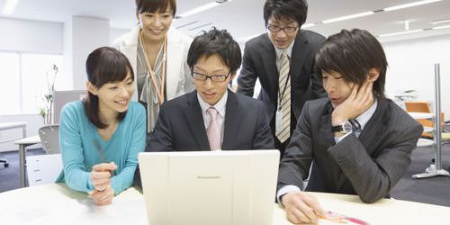 パソコンを見る社員