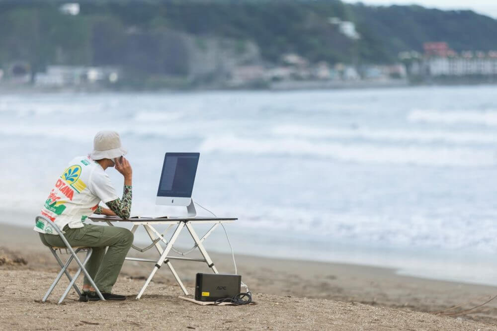 「すぐには帰れませんよ浜辺ですから」と正直に答えるWebデザイナー