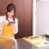 料理をはじめる前に、タブレットでレシピを確認する嫁