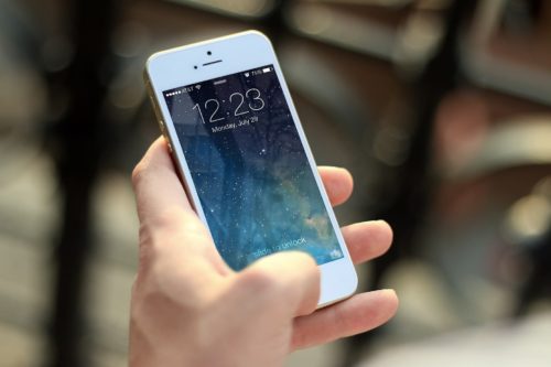 iPhoneを操作するイメージ