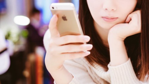 デート中でもずっとスマホを操作する女性