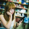 店番しながらスマホをいじる美少女