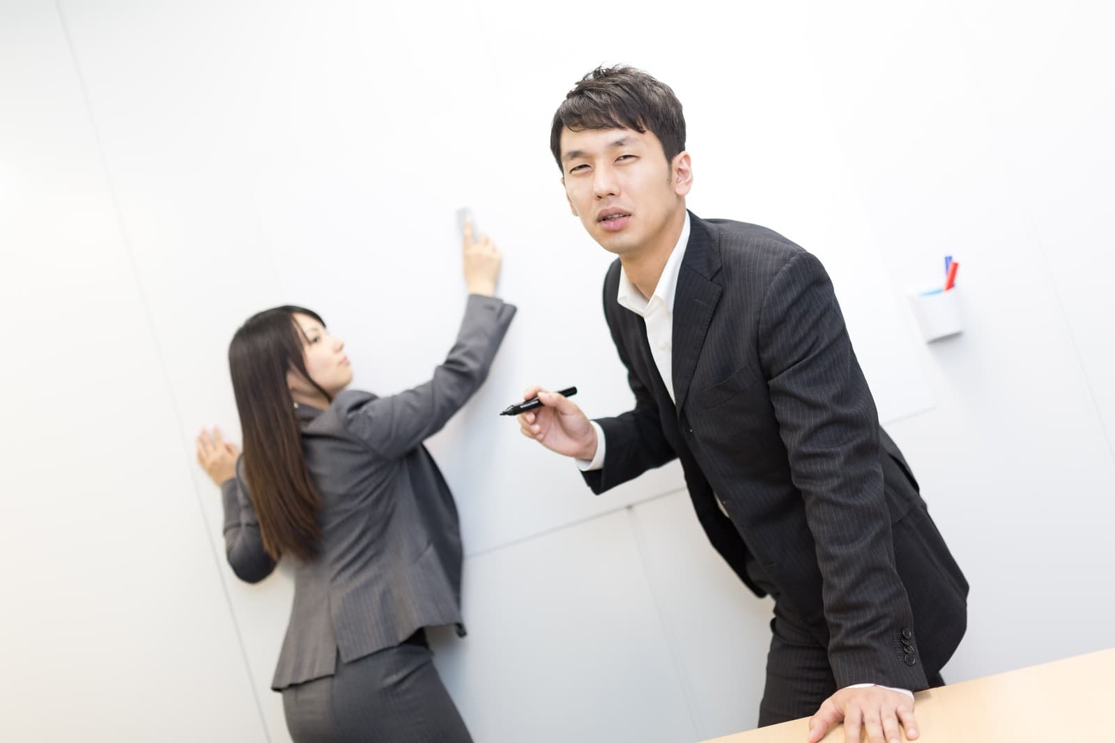 熱意のこもったプレゼンをデリートされうなだれるビジネスマン