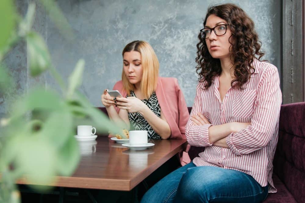 スマートフォンをいじっている女性