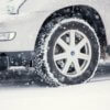 雪の中の車