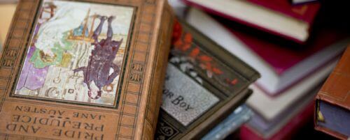 乱雑に置かれた洋書