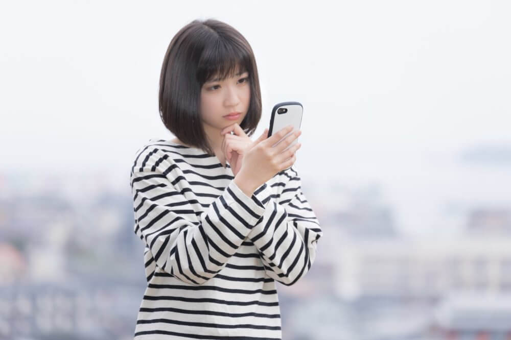 電波がなくてネットに繋がらない女性