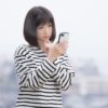 電波がなくてネットに繋がらない女性