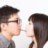 ポッキーゲームに成功する男性と嫌々相手をする女性