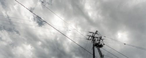 電柱と曇り空