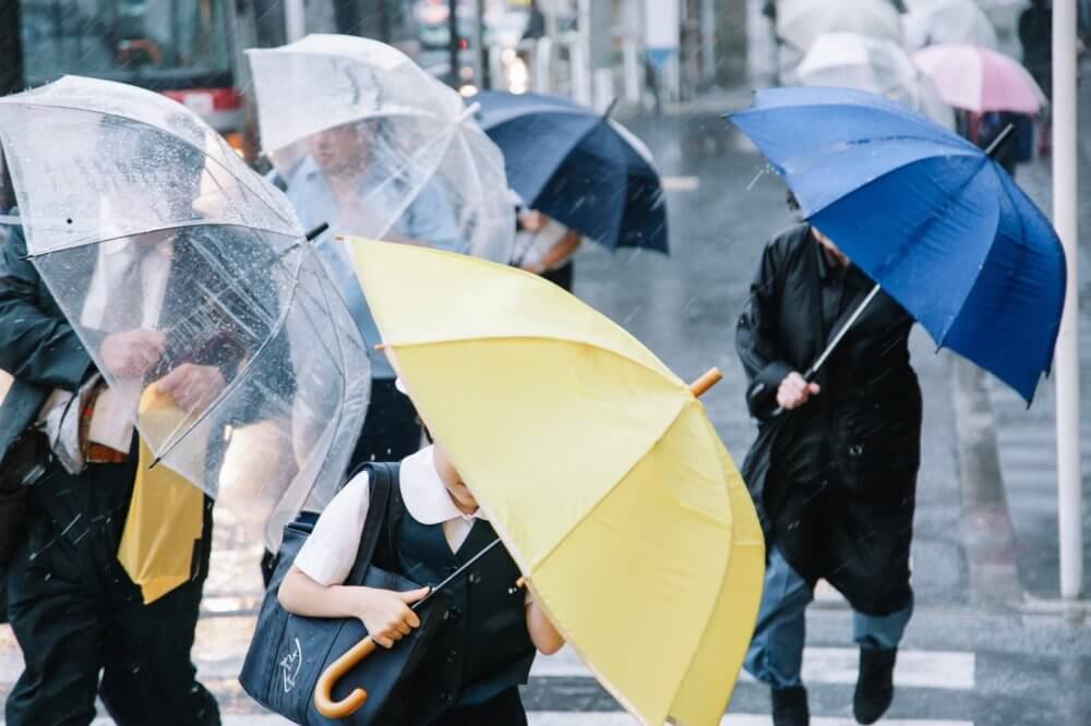 傘を斜めにするくらい横なぐりの雨