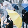 傘を斜めにするくらい横なぐりの雨