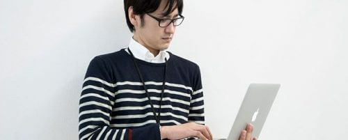 パソコンを操作する男性
