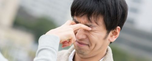 恋人との喧嘩で目を潰される男性