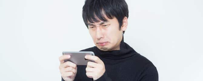 スマホのソーシャルゲームで課金する男性