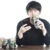 缶チューハイを飲みながら廃課金するソシャゲユーザー