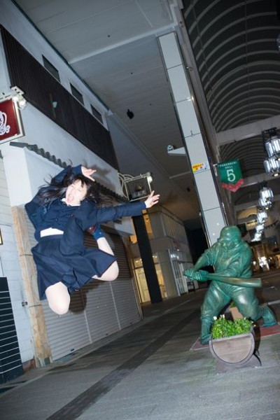 ドカベン山田太郎の銅像にケツバットされる「ケツバットガール！」