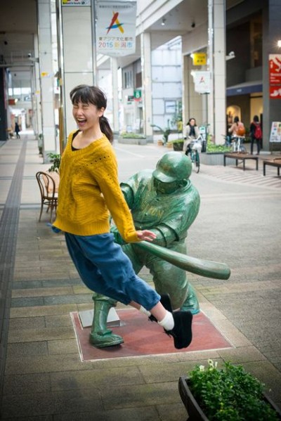 ドカベン山田太郎の銅像にケツバットされる「ケツバットガール！」