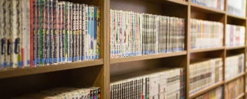 漫画が置かれた棚