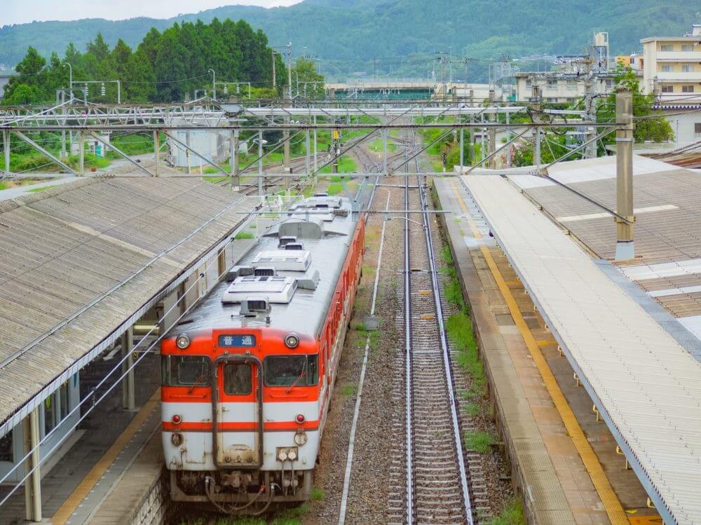 JR村上駅から出発する電車（キハ40系）