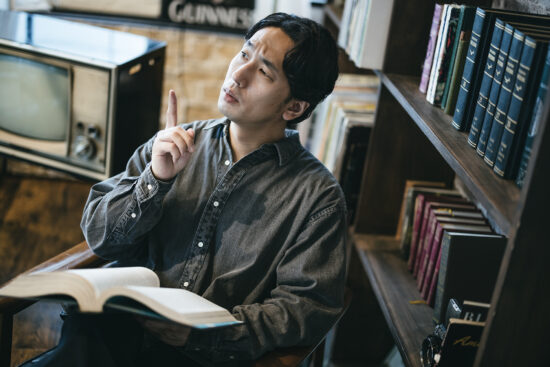 書斎で何かを思いつく男性