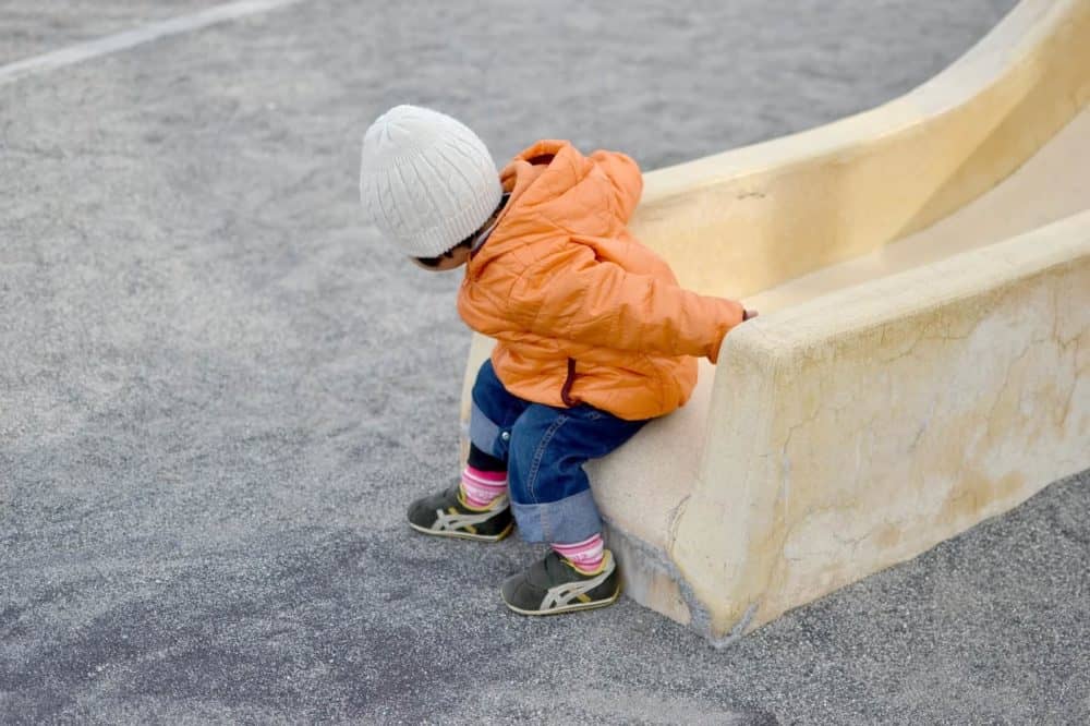 滑り台から降りる子供