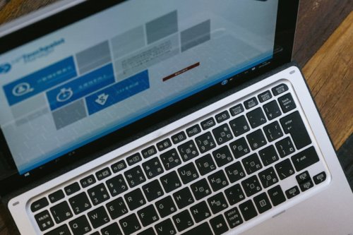 ノートパソコンで作業中