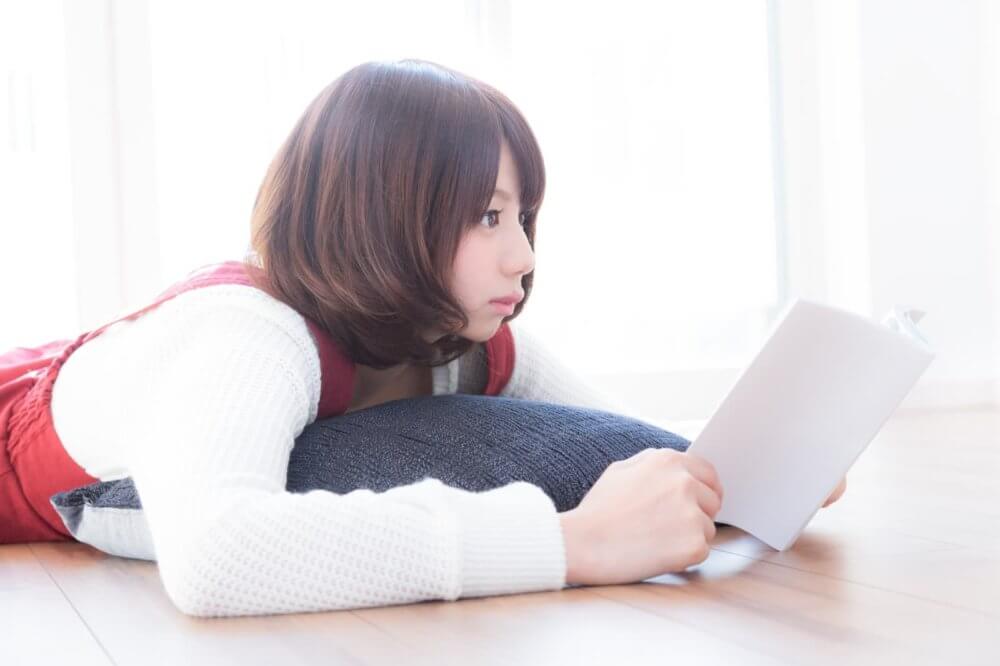 マンガを読みながらテレビのニュースが気になる週末美女