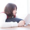 マンガを読みながらテレビのニュースが気になる週末美女