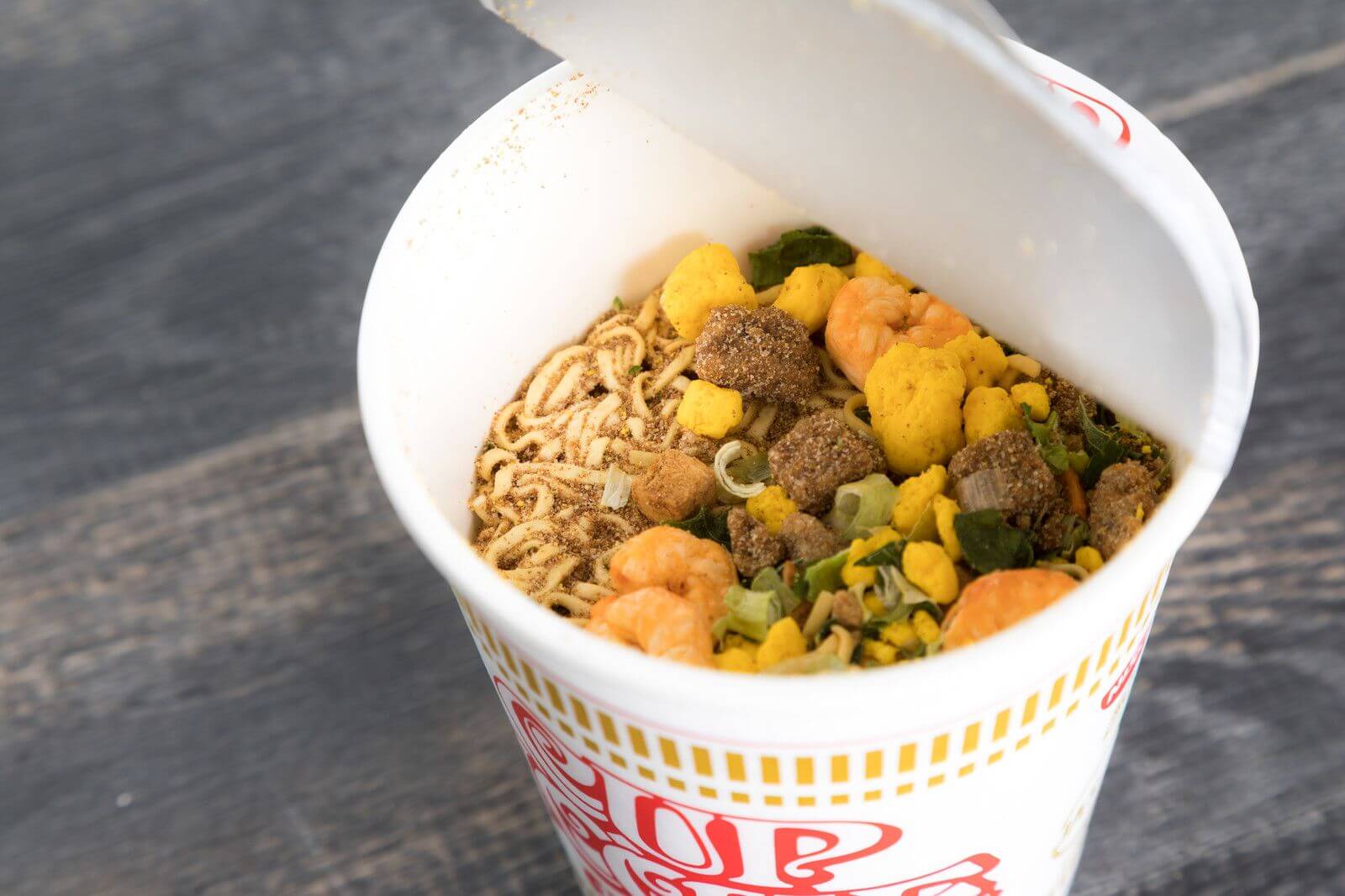 警視庁直伝!災害時に役立つ非常用レシピ「カップ麺・カップ焼きそばを水で作る方法」