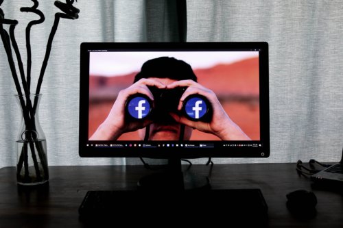 Facebookと双眼鏡のイメージ