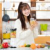 フルーツスムージーを作ってご満悦のヘルシー女子
