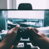 ゲームをプレイする人