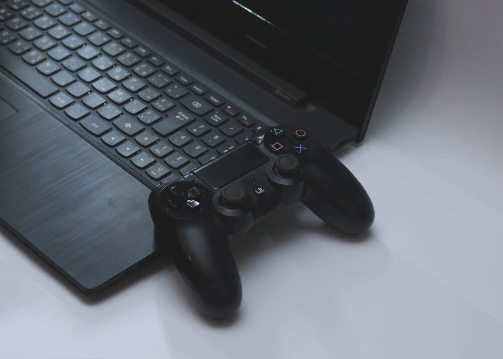 ノートパソコンとゲームコントローラー