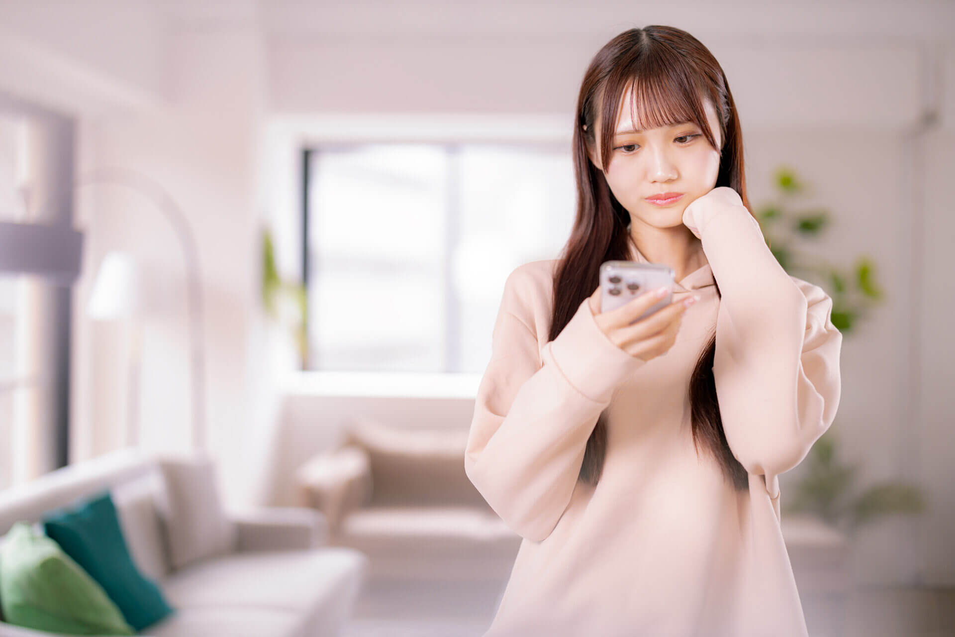 LINEコインを購入する女性