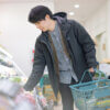 スーパーで買い物をする男性