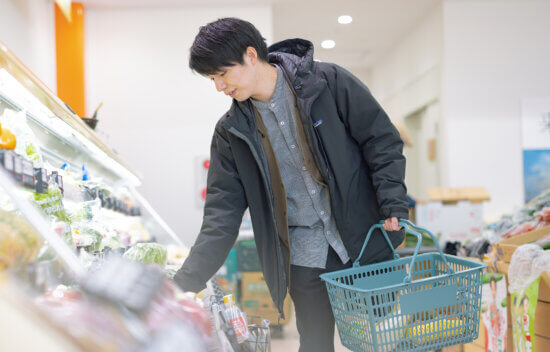 スーパーで買い物をする男性