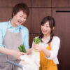 買い物袋から野菜を取り出して料理を始める二人