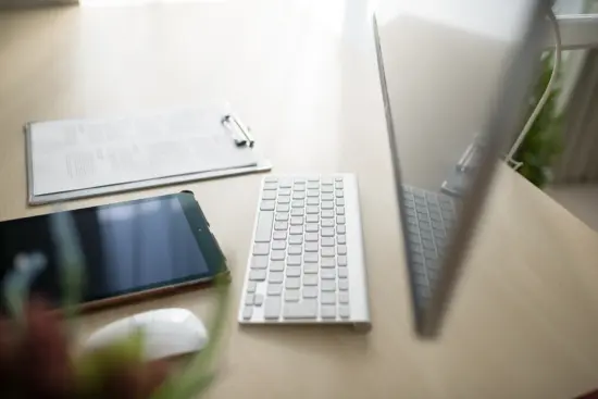 PCモニターとキーボードとタブレット