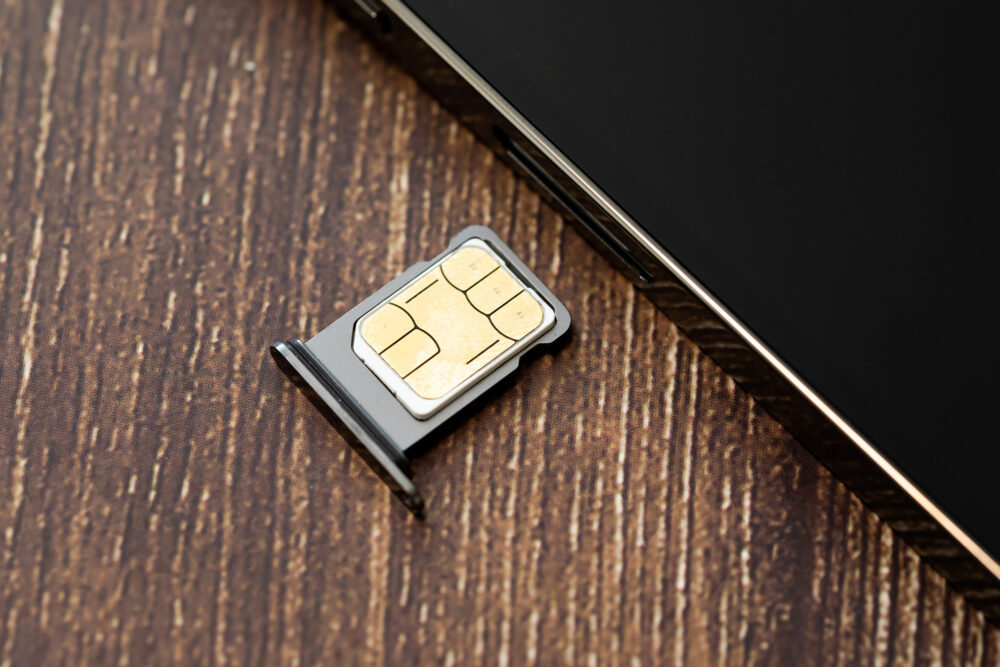 iPhoneにSIMカードを差し込む