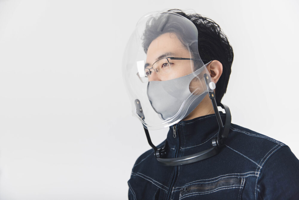 顔を覆うバブル形状のフェイスシールド