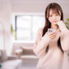 スマホをもって考え込む女性（スマホ認知症）
