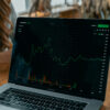 株価を表示しているパソコン