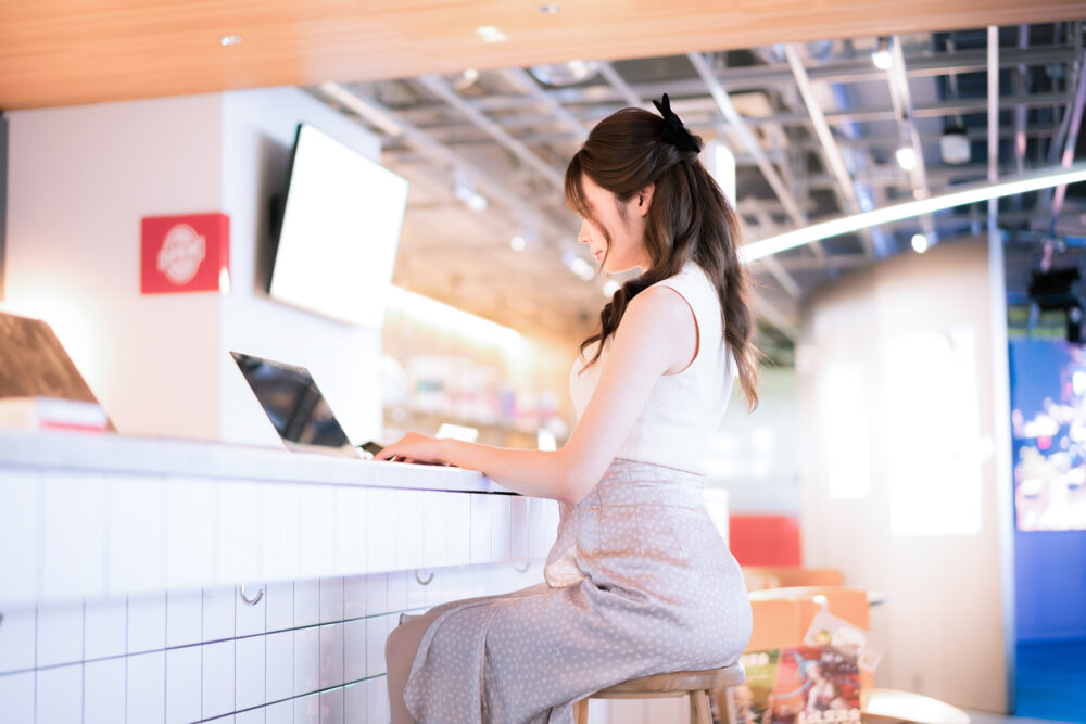 姿勢よくデスクワークをしている女性