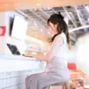 姿勢よくデスクワークをしている女性