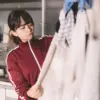 室内干しをする女学生