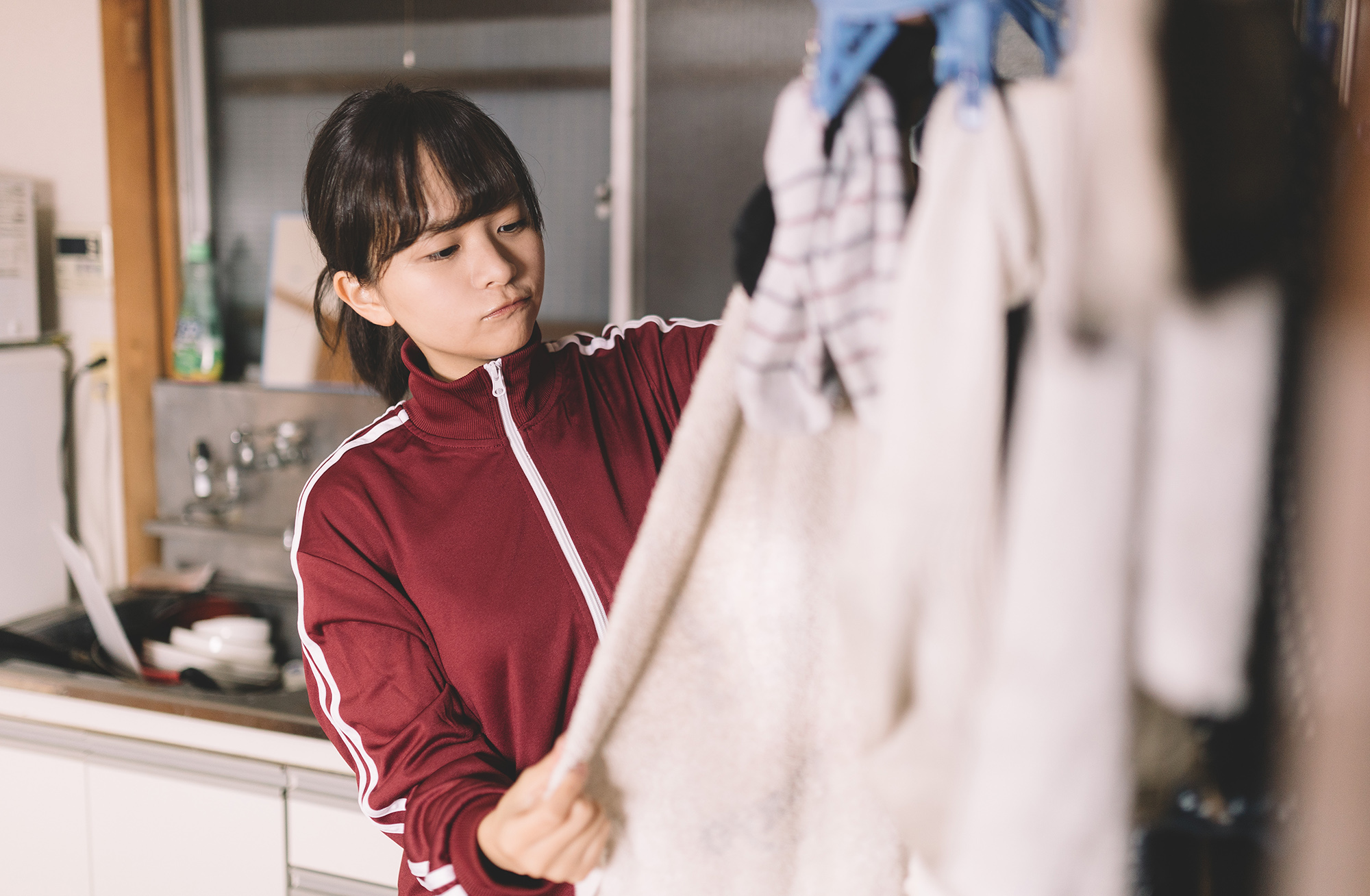 室内干しをする女学生